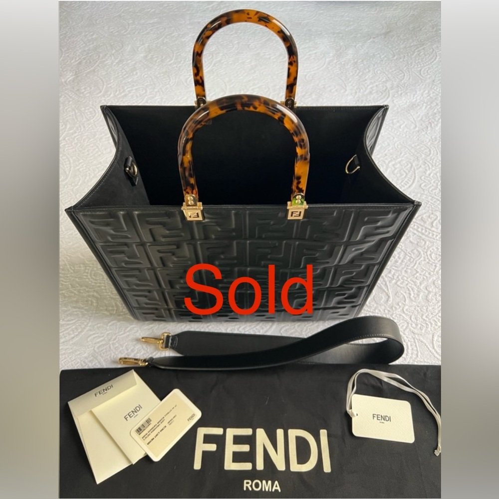 NWT - Authentic - FENDI Sunshine Medium black leather shopper
